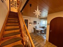 Aufgang zum Obergescho� gepflegtes Reihenmittelhaus, 126 m� WFL, Terrasse, Balkon, Garage, Garten