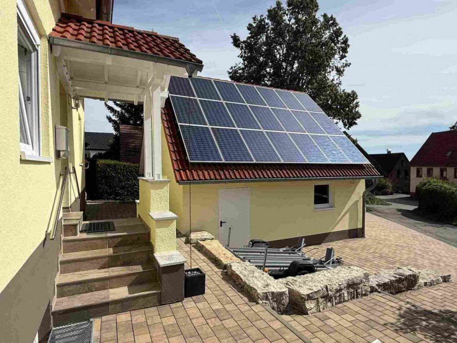 Hauseingang und Garage mit Einfahrt Haus Fahrenbach