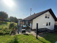 Ansicht Haus Terrasse Garten Renoviertes Einfamilienhaus mit Einliegerwohnung, 751 m� Grundst�ck, Doppelgarage