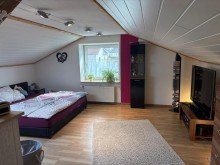Schlafzimmer im DG +++ verkauft +++  Gro�z�giges und modernisiertes Einfamilienhaus mit ELW + Nebengeb�ude
