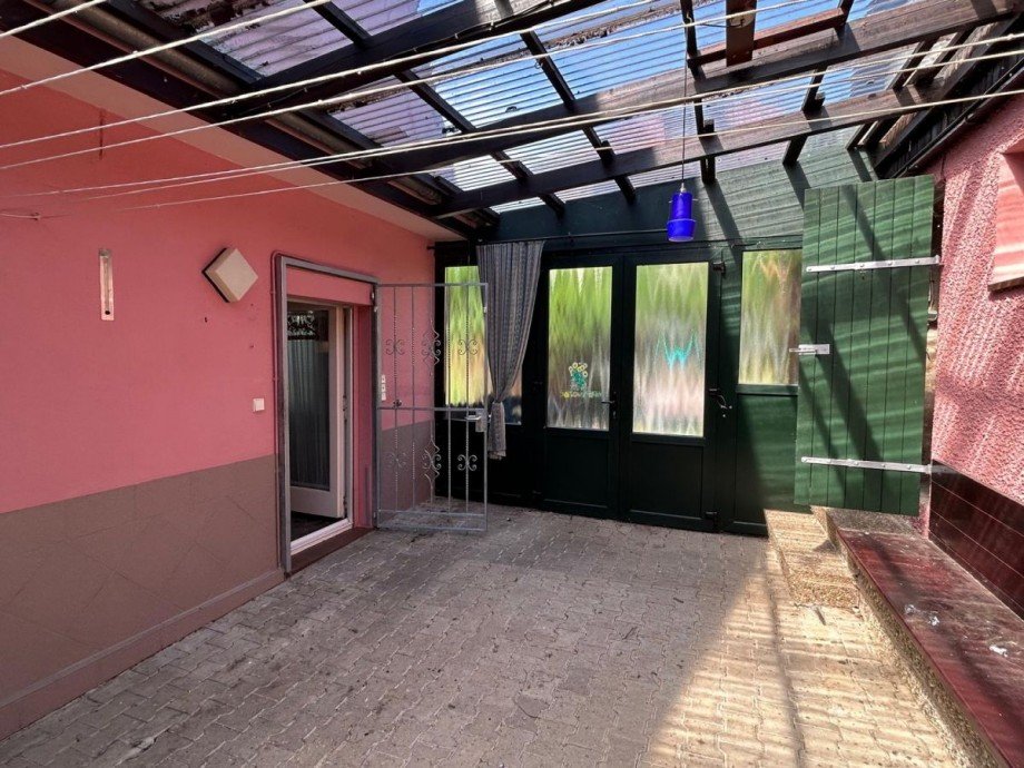 �berdachte Terrasse mit Zugang Garten Haus Neudenau