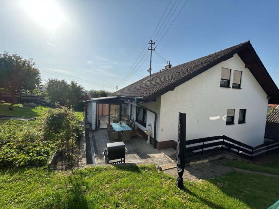 Ansicht Haus Terrasse Garten Einfamilienhaus Schefflenz