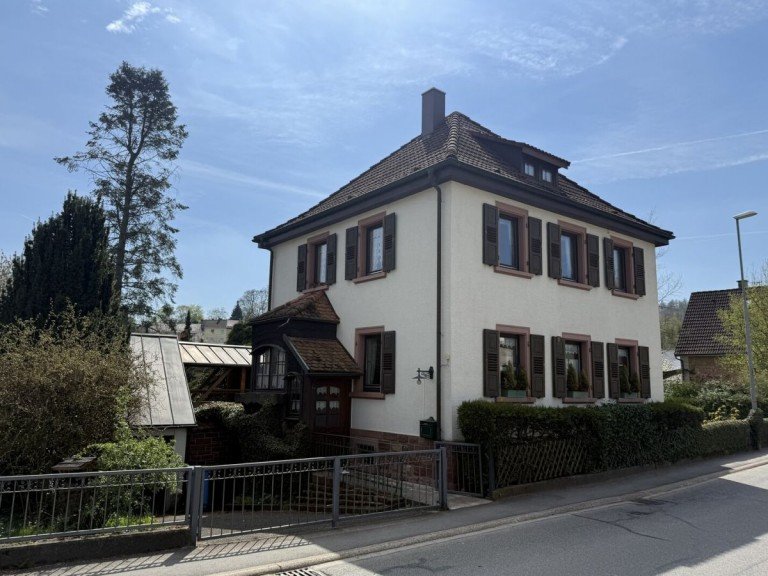 Hausansicht Obrigheim Einfamilienhaus Ihr neues Traumhaus in Obrigheim mit gro�em Garten + Balkon + Wintergarten + Garage ?