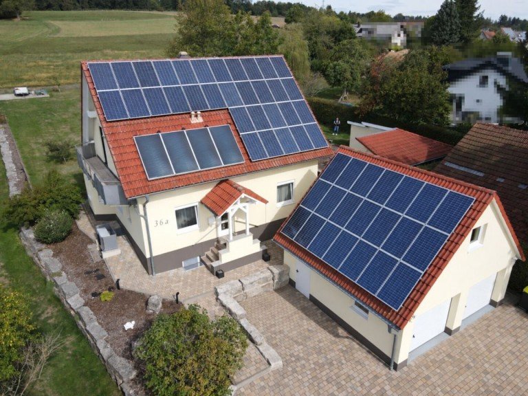 Hausansicht Fahrenbach Haus Modernes energiesparendes A+ Einfamilienhaus mit gro�em Garten, Pool, Doppelgarage und Nebengeb�ude