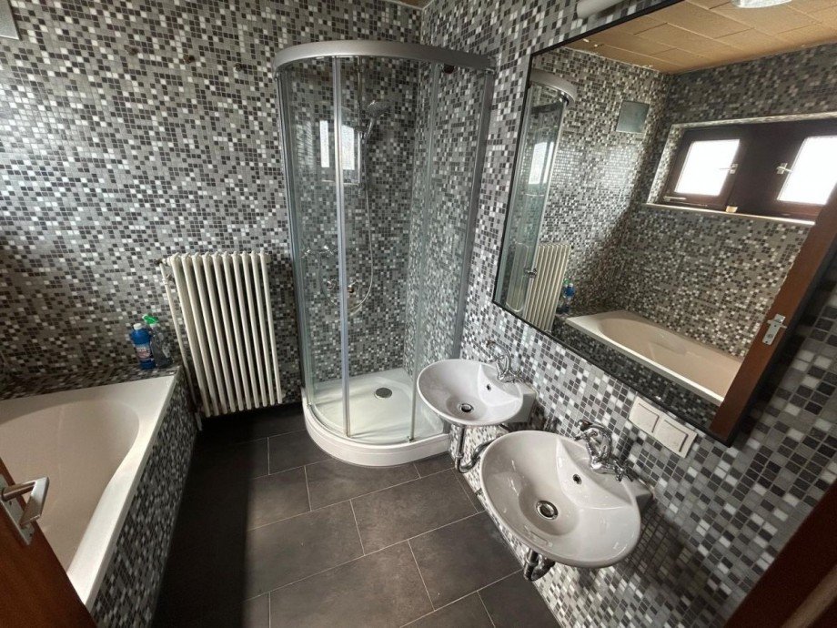 Bad mit Wanne und Dusche Reihenmittelhaus Stuttgart
