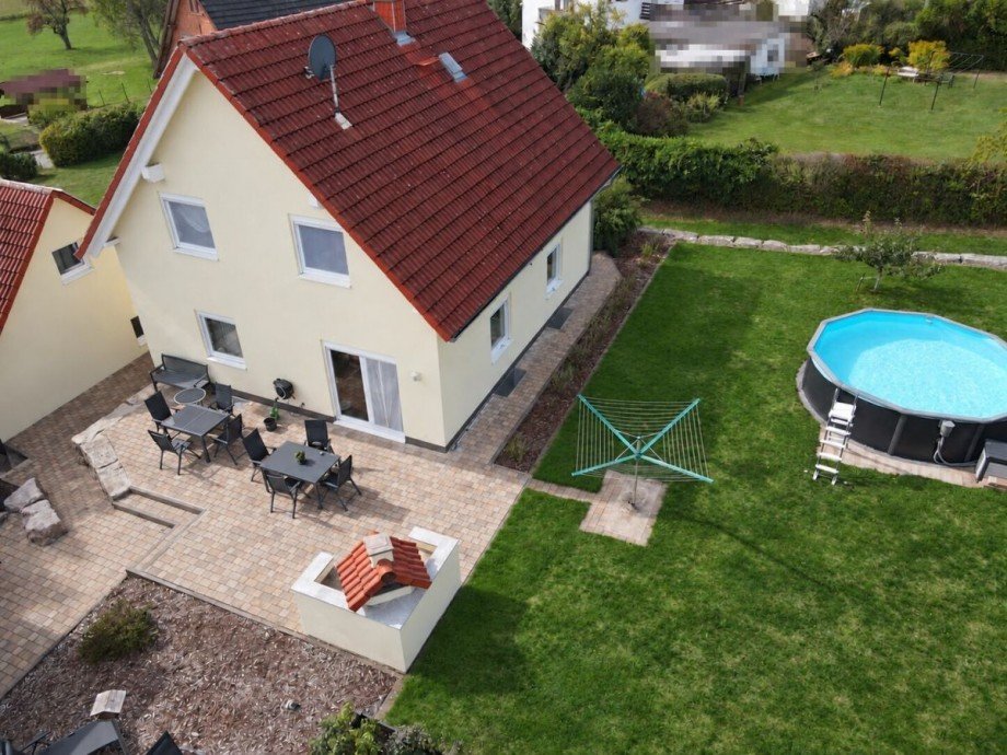 Hausansicht Terrassenseite und Pool Haus Fahrenbach